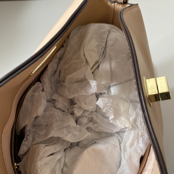 NWT Antonio Melanin turn lock crossbody bag taup color - Picture 4 of 11